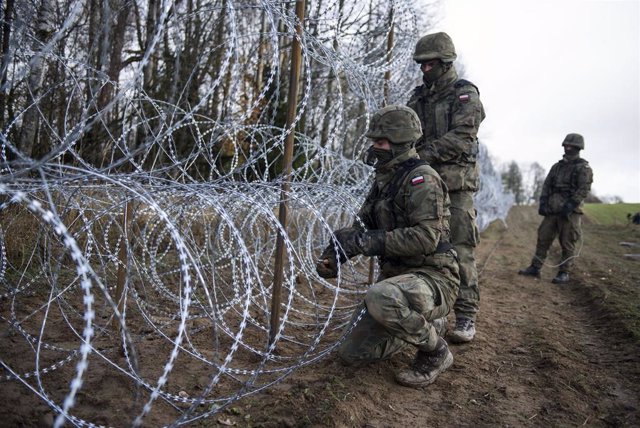 File - Polish soldiers build a valley on the border with Kaliningrad.