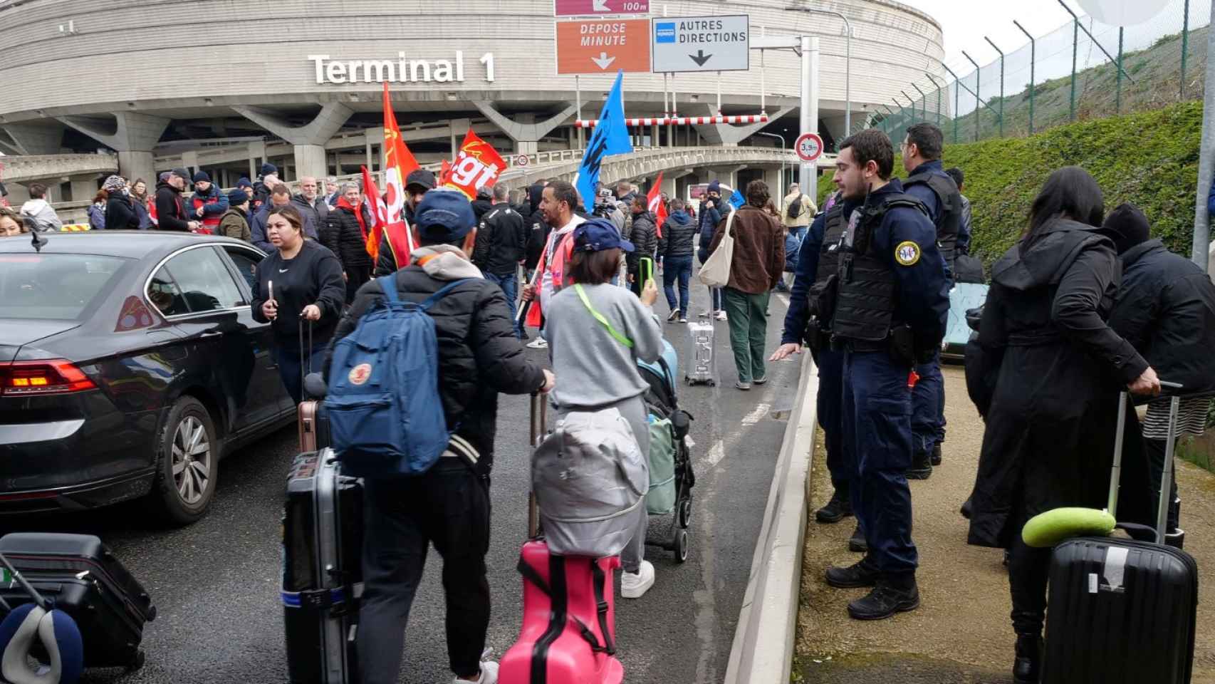 Protests against pensions block the Charles de Gaulle and hundreds of flights are canceled