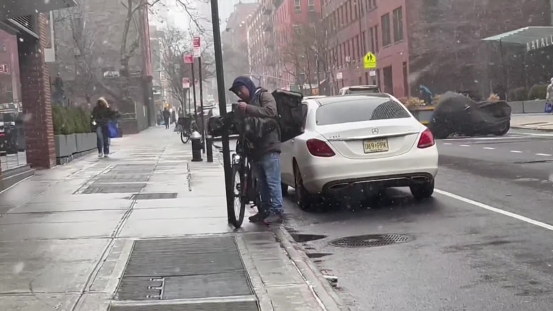 Rain and snow complicate the work of delivery men in New York