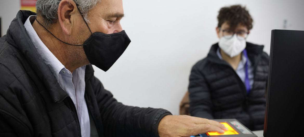 A migrant from Venezuela performs the migratory biometric registration at the Ministry of the Interior in Quito, Ecuador.