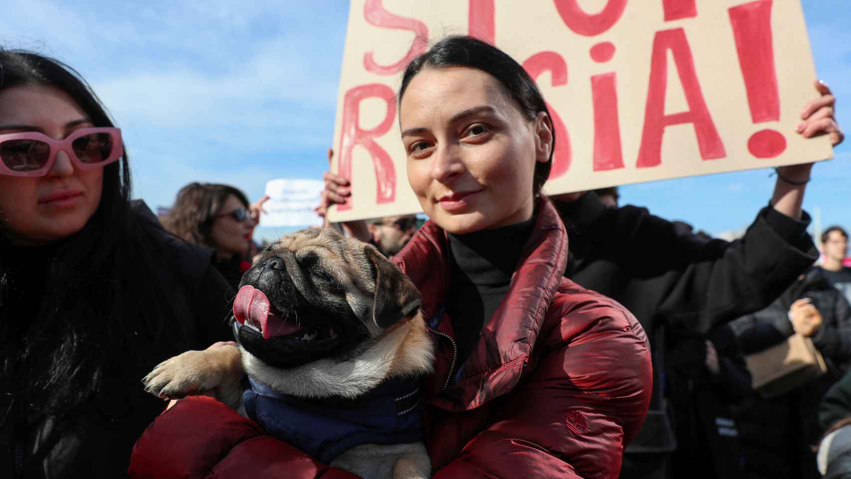 A Georgian protester in front of a sign with the message 'Stop Russia' (Stop Russia)