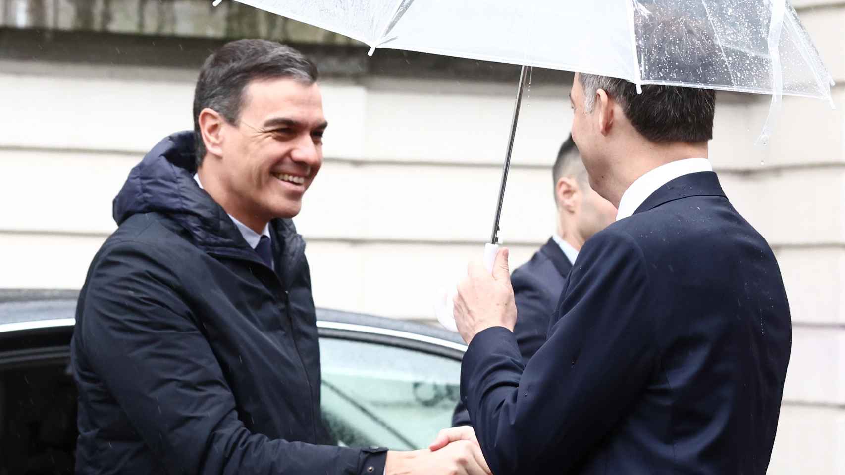 Pedro Sánchez, President of the Government, received by the Belgian Prime Minister, Alexander de Croo, in Brussels.