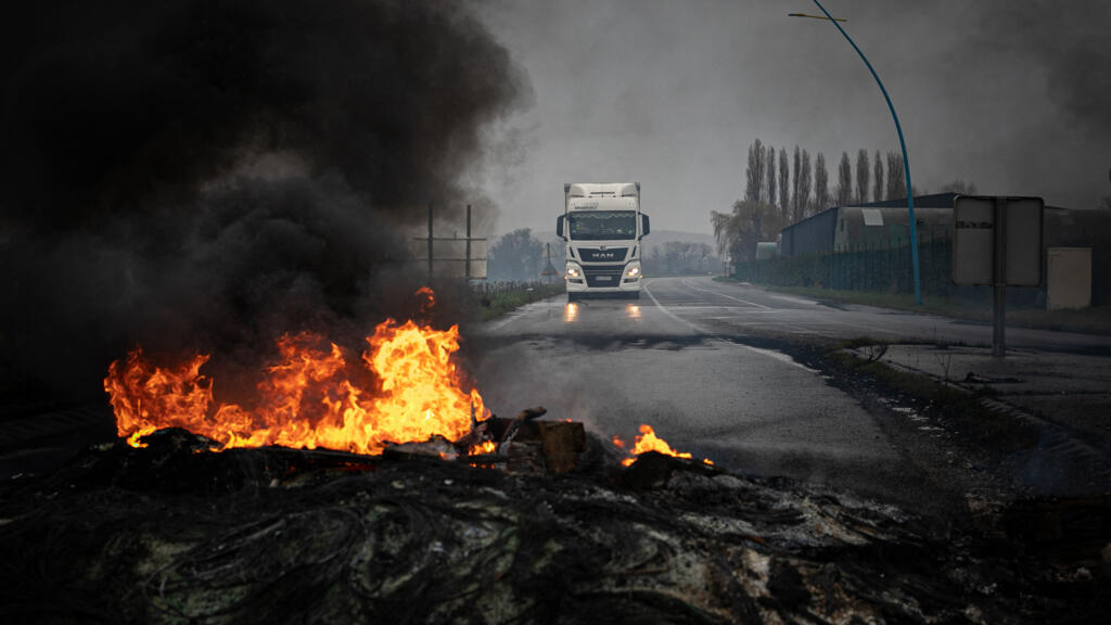 Strikes continue to affect air and rail transport in France