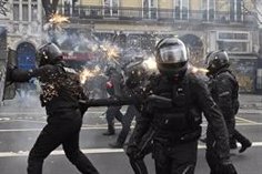 The French government points to "ultra-left" militants as responsible for the violence in the protests