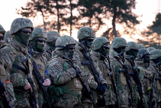 Ukrainian soldiers receive training in the United Kingdom (File)