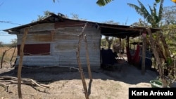 The house of María Luisa Cruz is in the community "the good dawn", approximately half a kilometer from the mega-prison in El Salvador.  Photography [Karla Arévalo / VOA]