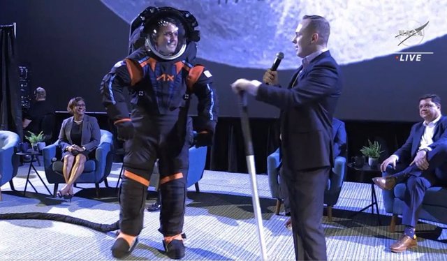 Presentation of the new NASA space suit to explore the lunar surface