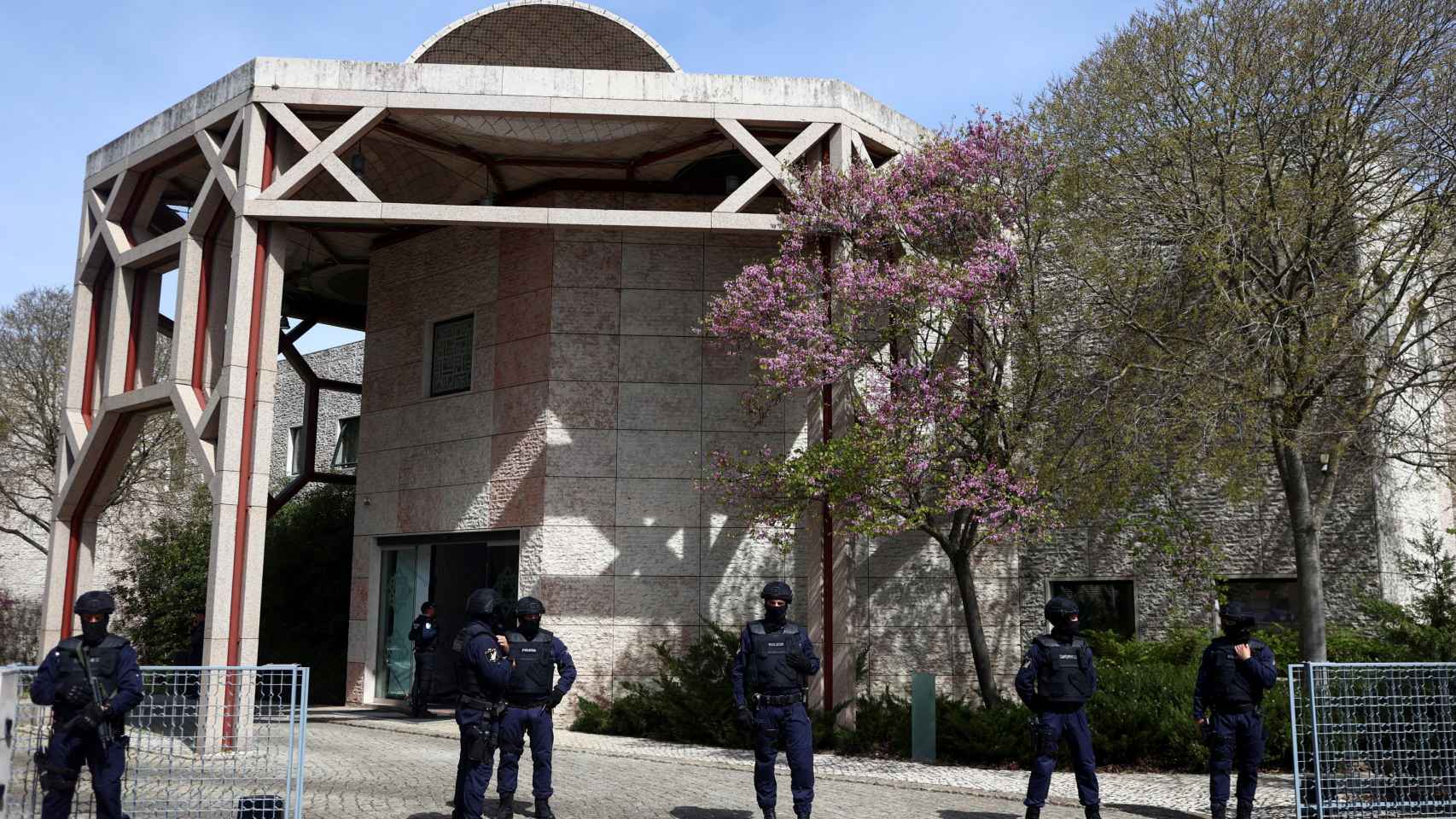 Two dead and several seriously injured in a knife attack in an Ismaili center in Lisbon