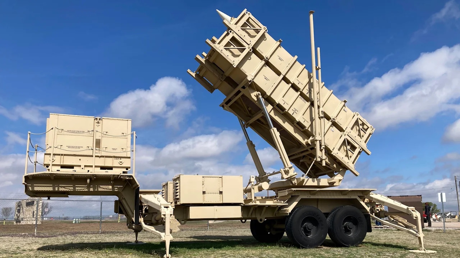 Ukrainian soldiers quickly catch up with US Patriot missile system.