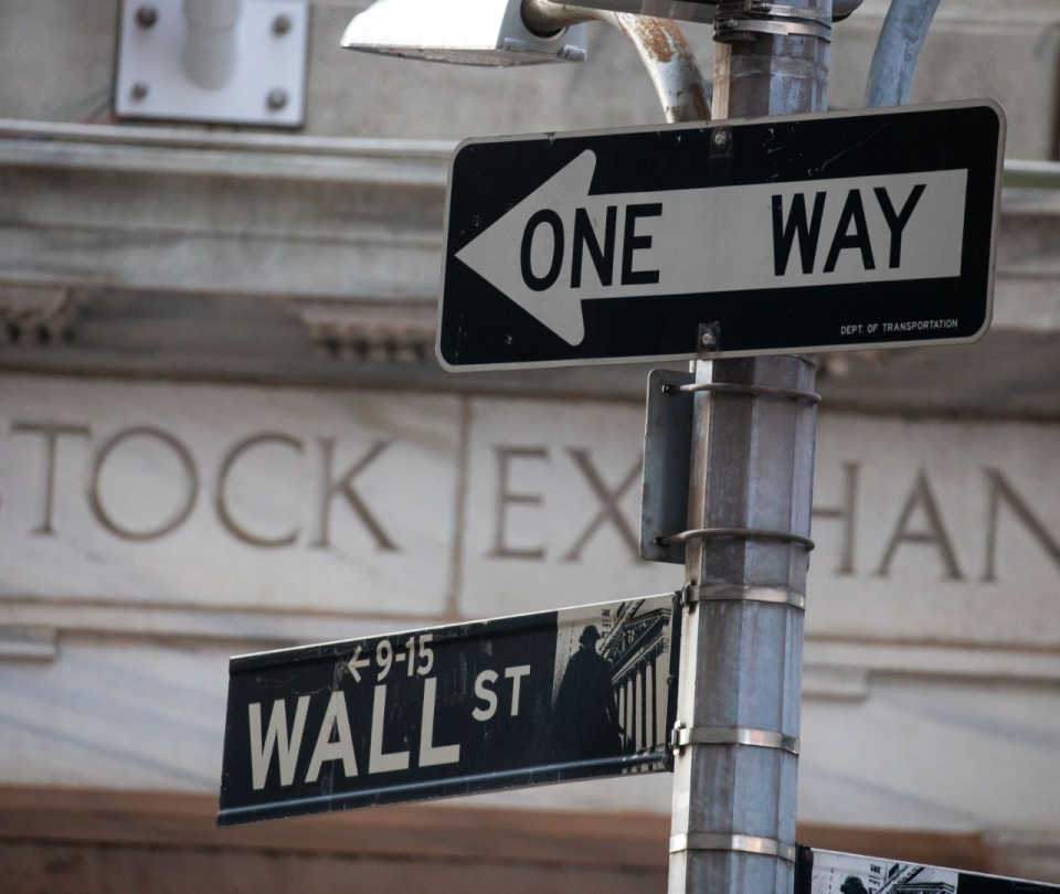 Wall Street closed lower, concerned about the banking situation