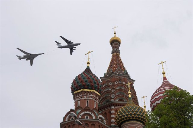 An Il-78 refueling plane and a Tu-160 strategic bomber at a military parade in Moscow