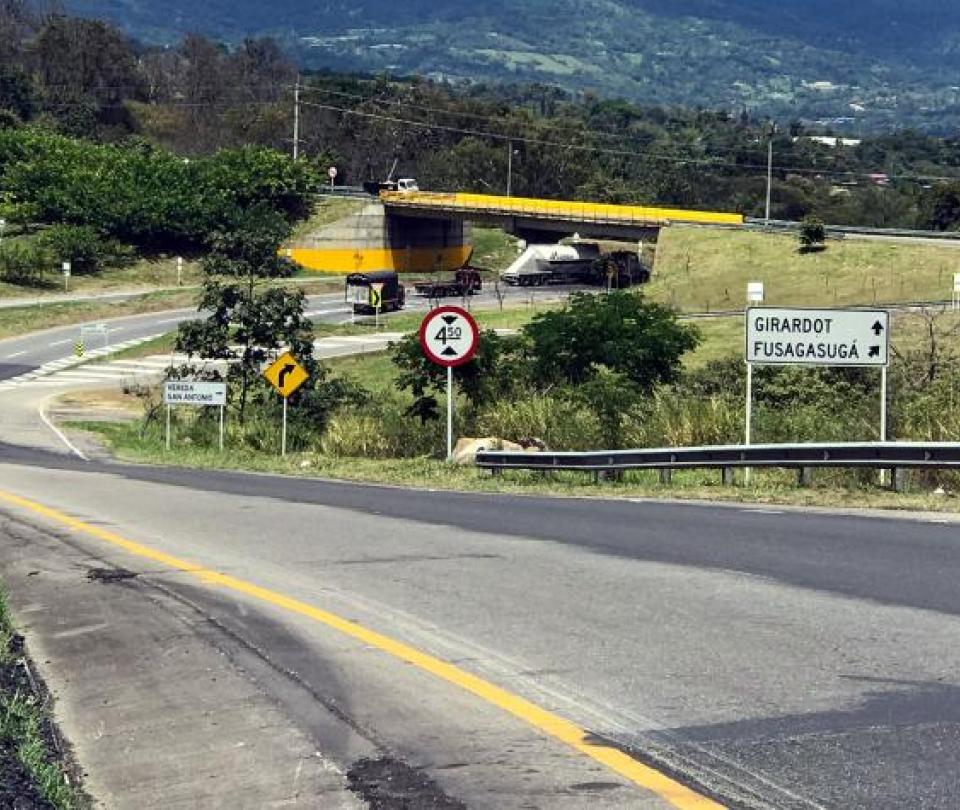After more than 2 hours of closure, the Bogotá - Girardot road was enabled
