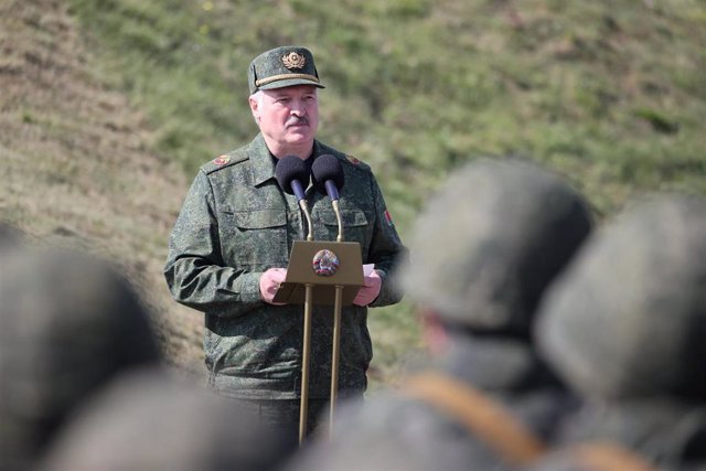 Archive - Alexander Lukashenko witnesses military exercises