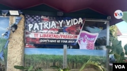 Sign with the slogan Patria y Vida can be seen in front of the Capri Restaurant, in Palm Beach, Florida, USA, on April 4, 2023. .  Photo: Luis Felipe Rojas, VOA.