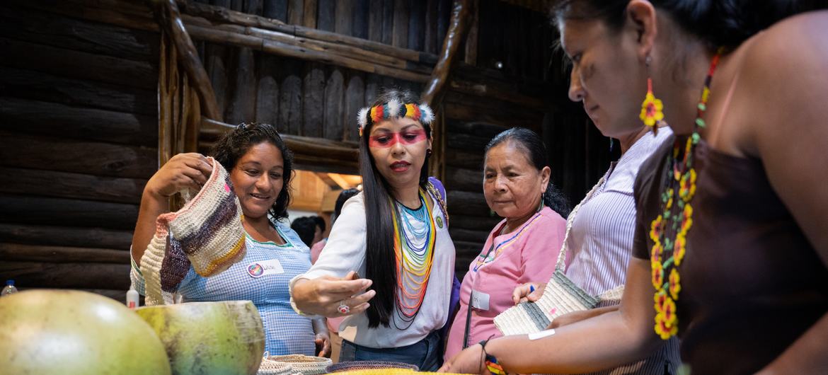 Entrepreneurship fair within the framework of the Meeting of Indigenous Women Voice, Body and Territory in Ecuador (archive).