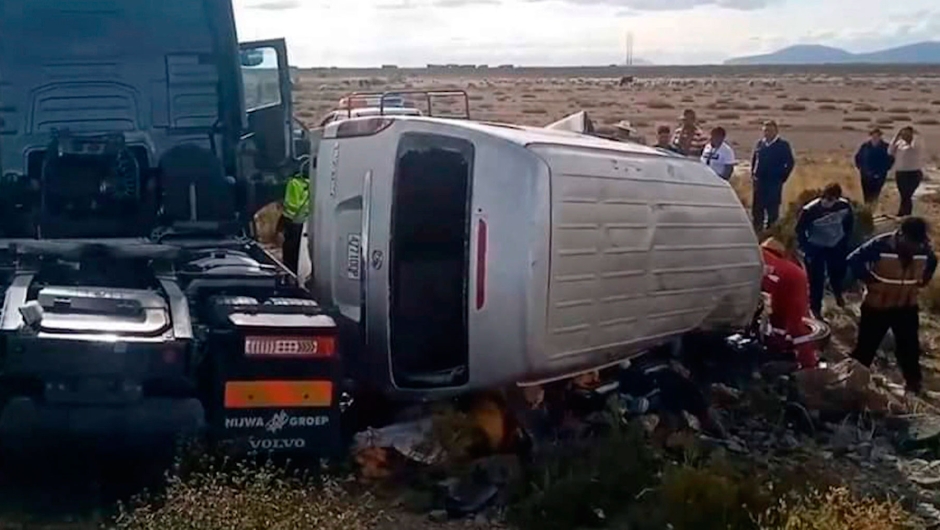 Frontal collision between two vehicles leaves at least 12 dead in Oruro, Bolivia