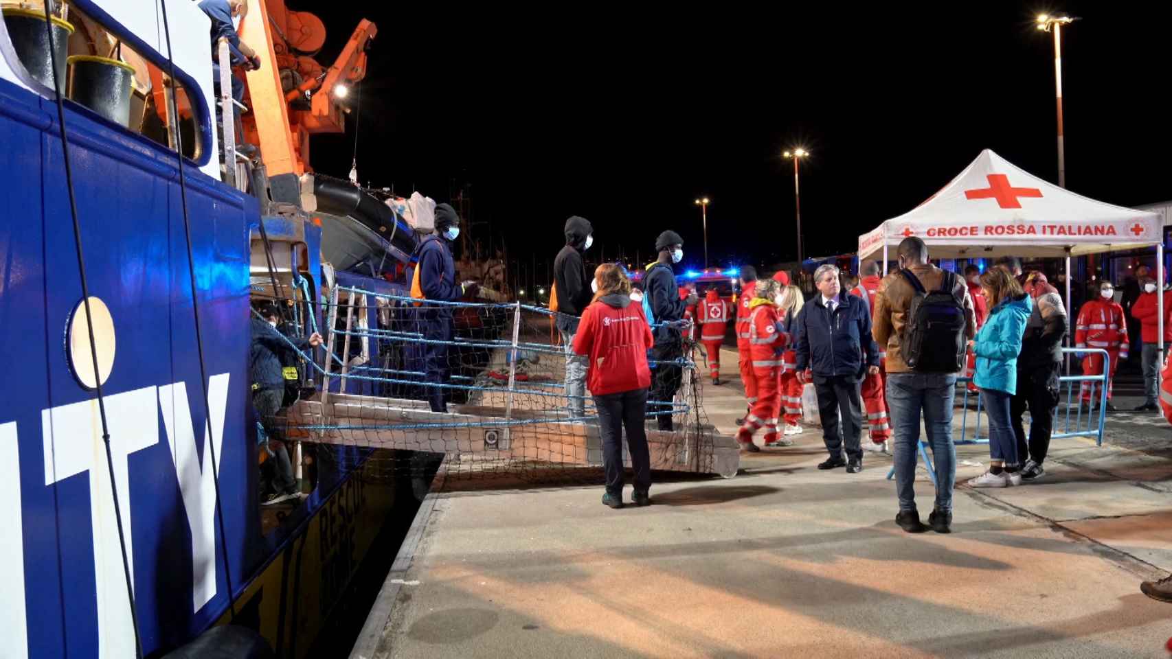 Migrants disembark from the rescue ship of the NGO Humanity 1 in Catania