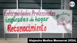 A banner shows a message demanding the domestic workers, members of the collective "Home Territory"during the celebration of the International Day of Domestic and Care Workers, in Madrid, Spain, on March 30, 2023. [Foto: Alejandra Medina Monserrat, VOA]