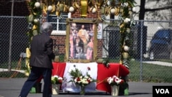 A man looks at a Palm Sunday altar in the parking area of ​​an Arlington, Virginia, neighborhood, Sunday, April 2, where one of the processions would begin. [Foto: Tomás Guevara, VOA]