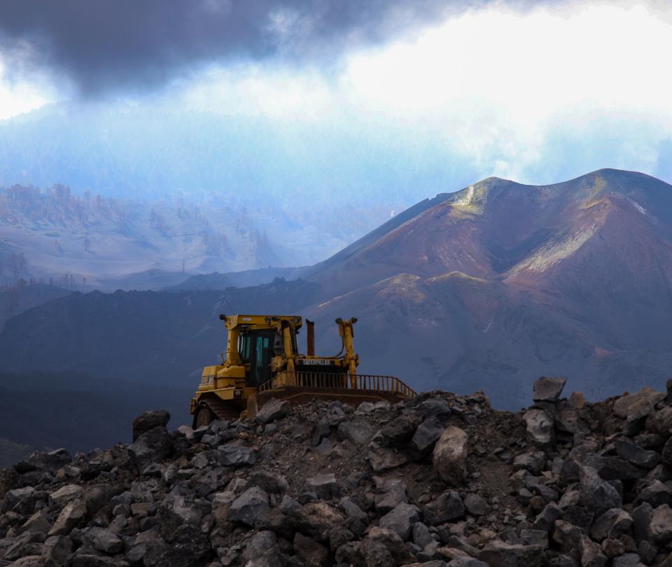 The crater of the Nevado del Ruiz volcano reaches a temperature of 700 °C