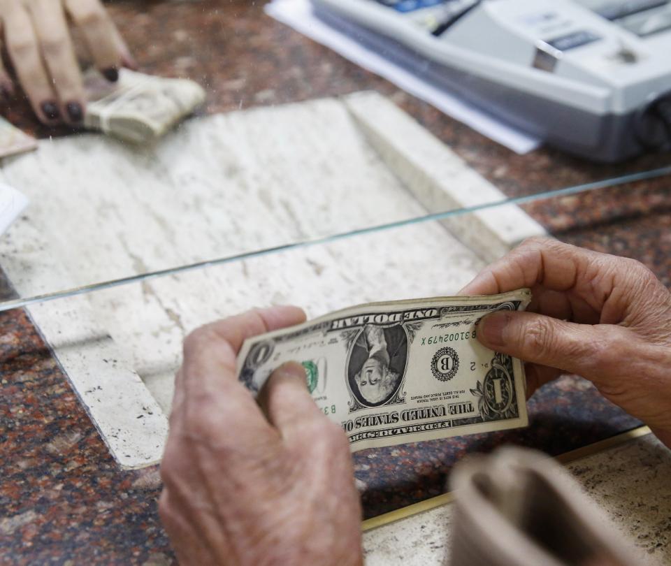 The dollar is back down: it has been traded for less than $4,500