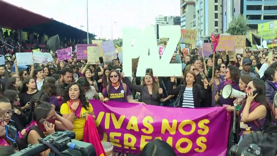 Illustrative image of mobilization in Ecuador for femicides.