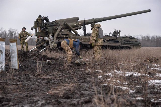 Archive - Ukrainian soldiers fire in the direction of Bakhmut, in the east of the country