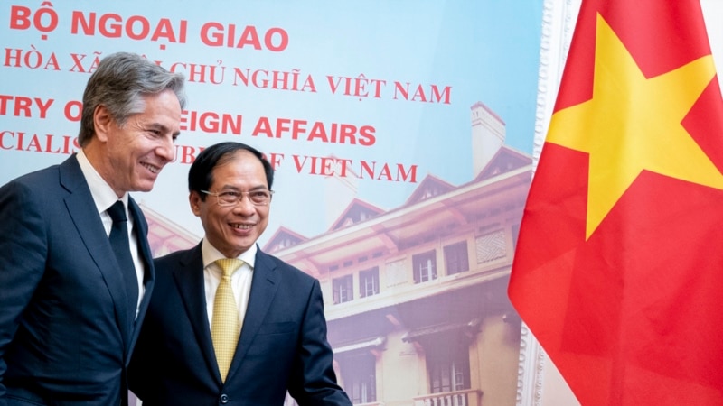 US, Vietnam vow to boost ties during Blinken's visit to Hanoi