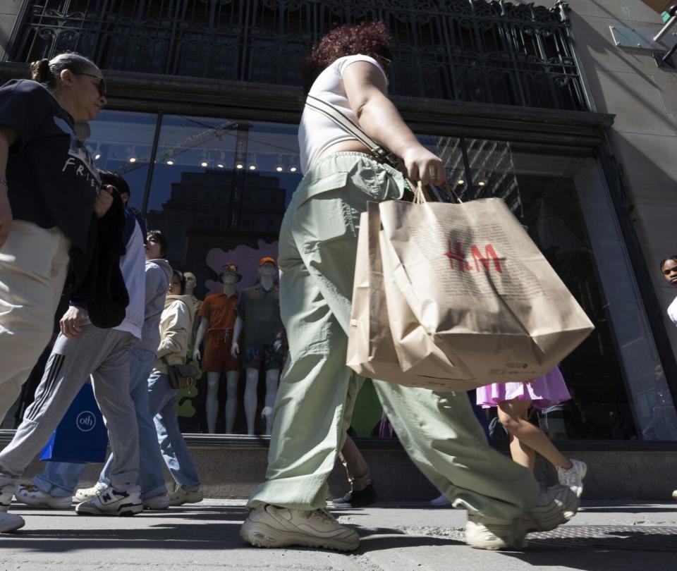 US consumer confidence falls to lowest level in 9 months