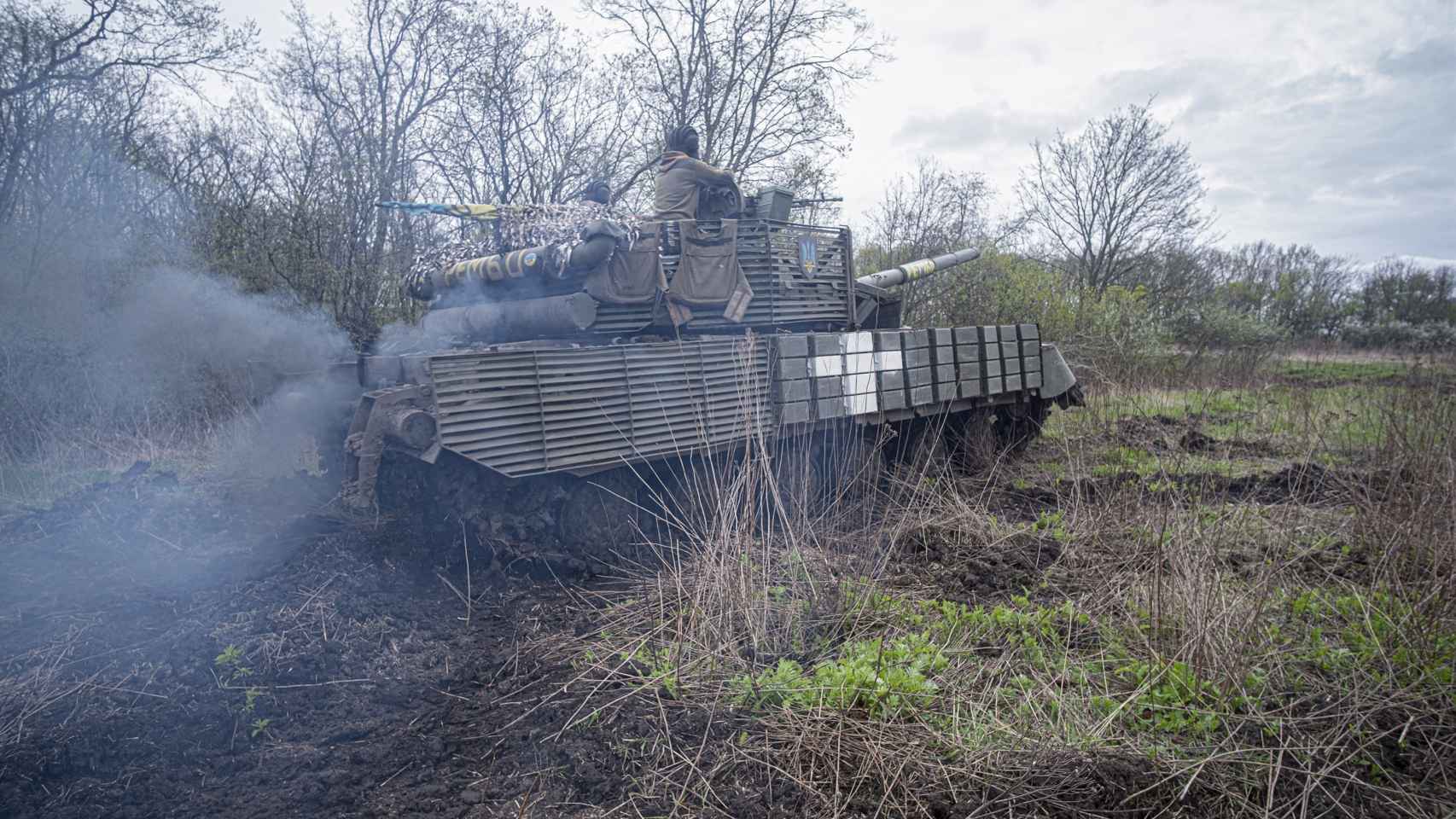 A T-64 tank starts up to respond to a radio call at the junction between the Bakhmut and Soledar combat fronts.