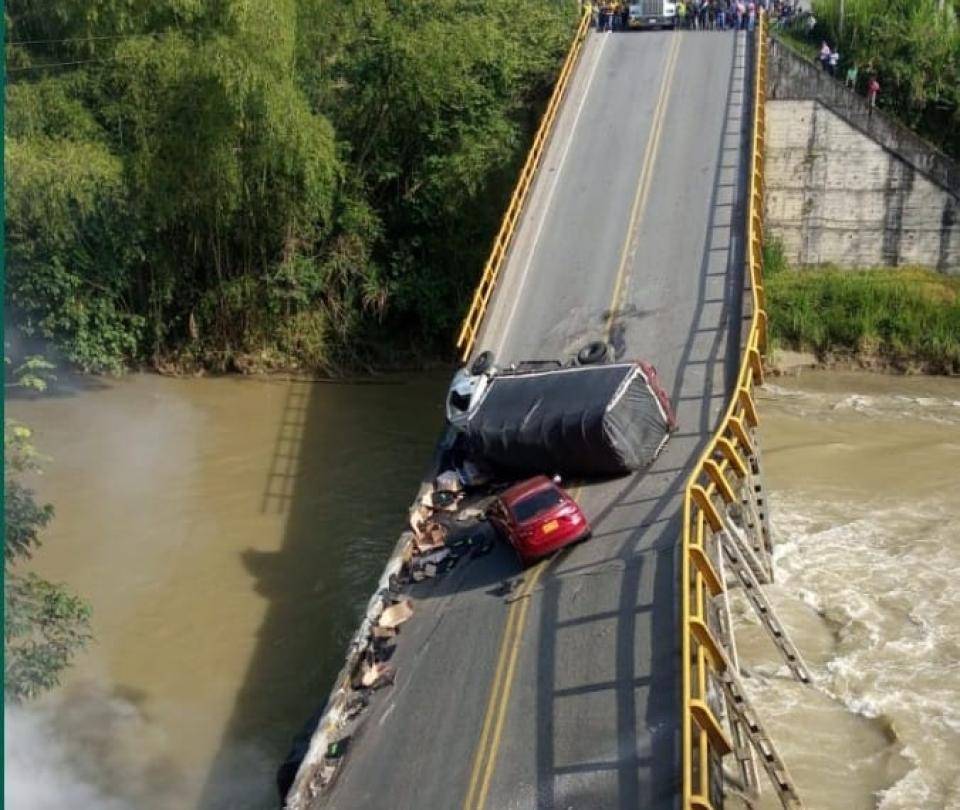 Video: the bridge that connects the departments of Quindío and Valle del Cauca falls