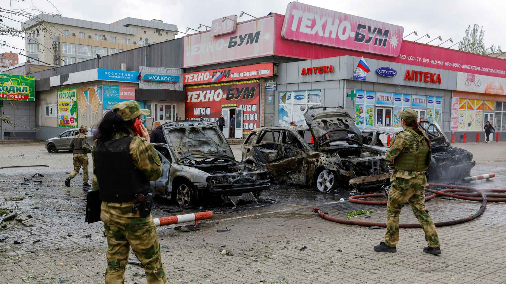 Ukrainian soldiers in Donetsk after a shelling.