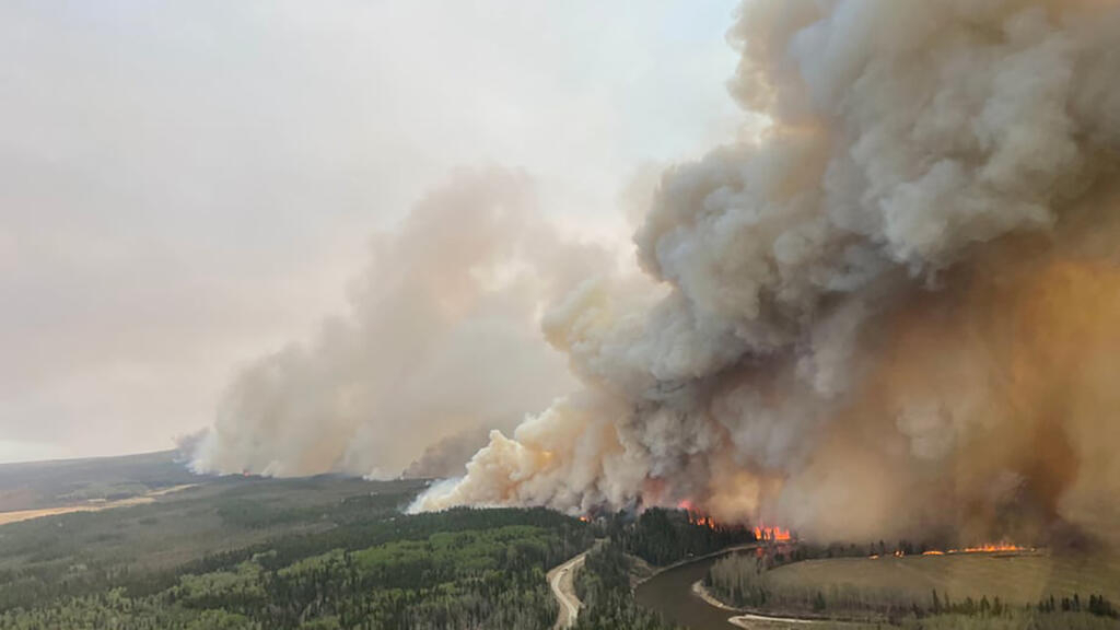 25,000 people evacuated by uncontrolled forest fires in Canada