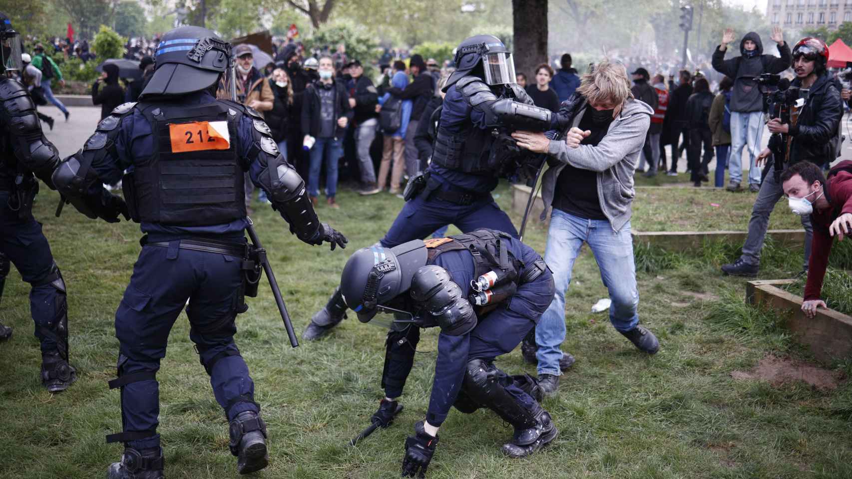 Almost 300 arrested and 108 police officers injured in France in the Labor Day demonstrations