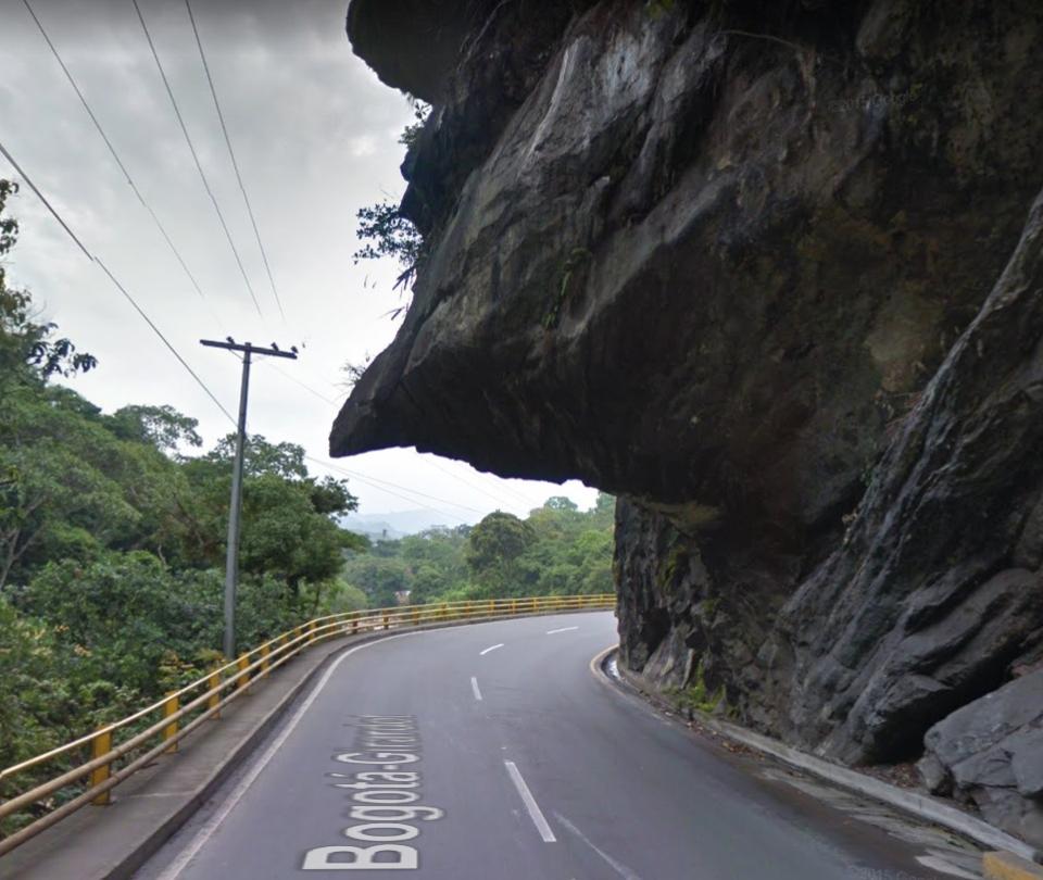 Alternate route due to closure in the Devil's Nose, on the Bogotá-Girardot road