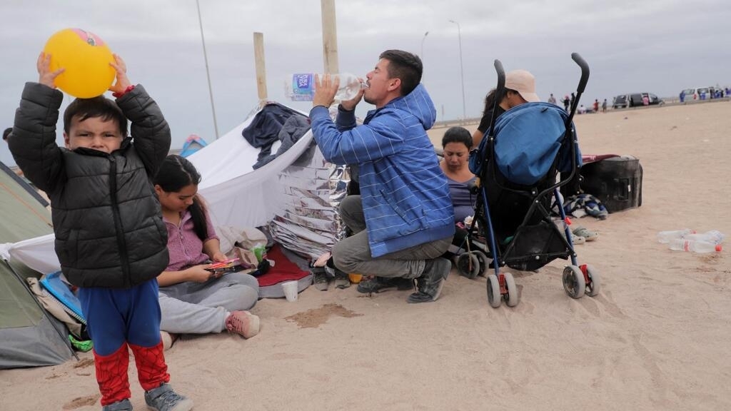 At the Chilean-Peruvian border, children also hope to leave