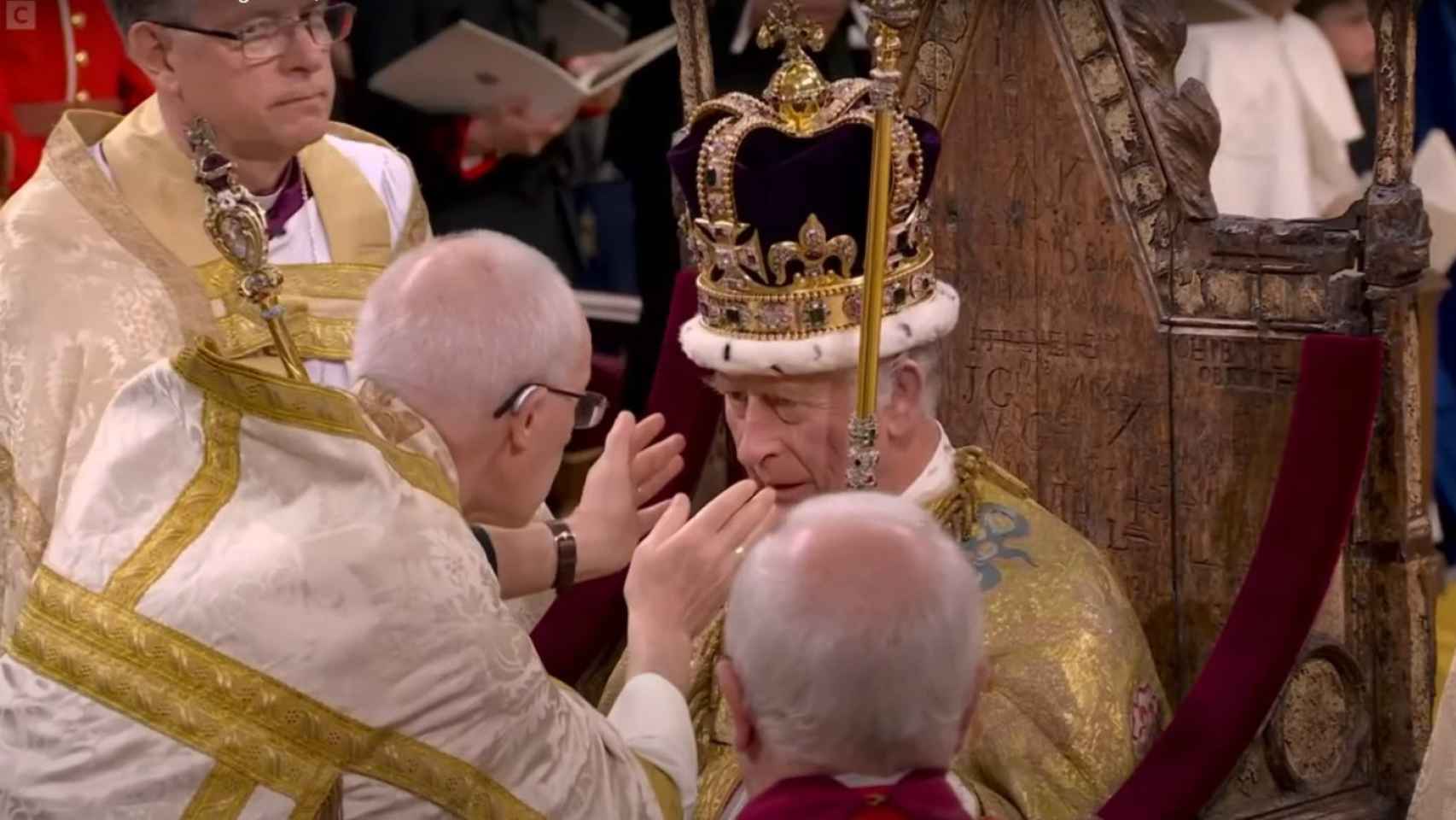 Moment in which Carlos III is crowned in Westminster Abbey.