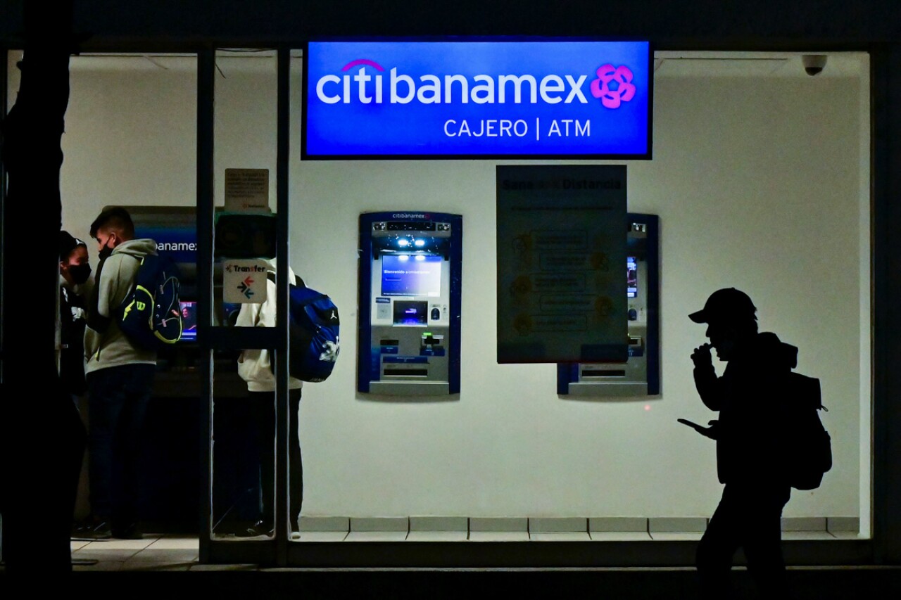 Credit cards and deposits are attractive to sell Banamex