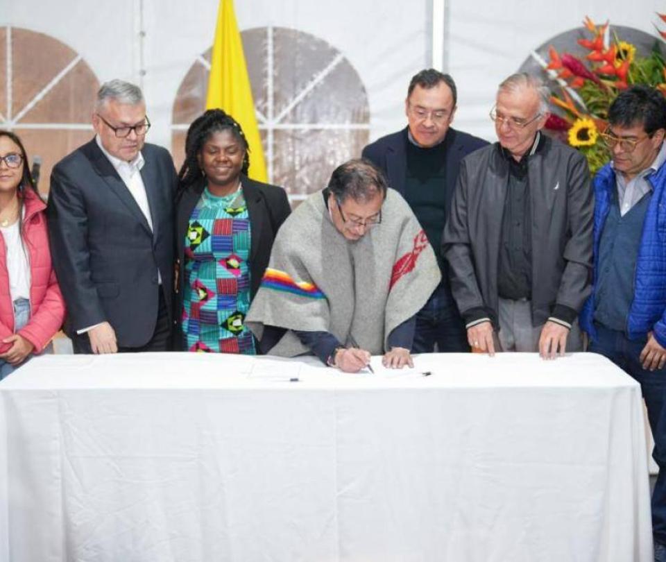 Former ministers and former negotiators sign the 'Manifesto for Total Peace'