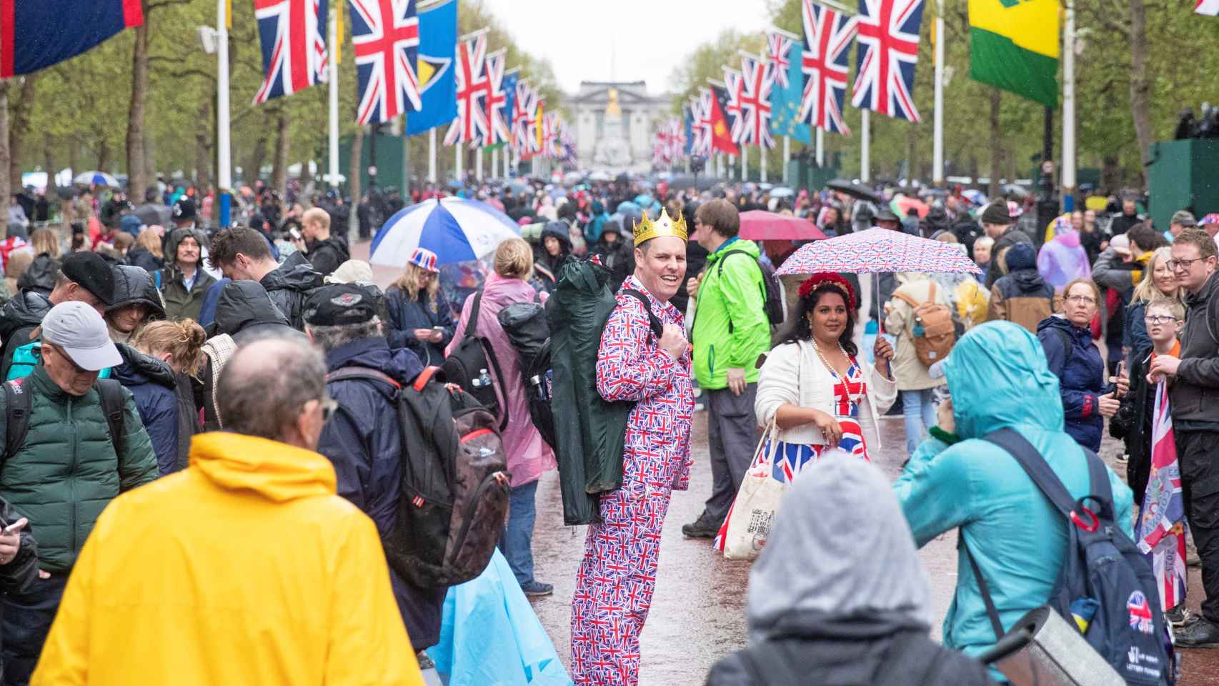 Not even the rain tarnishes the passion in London for the coronation of Carlos III