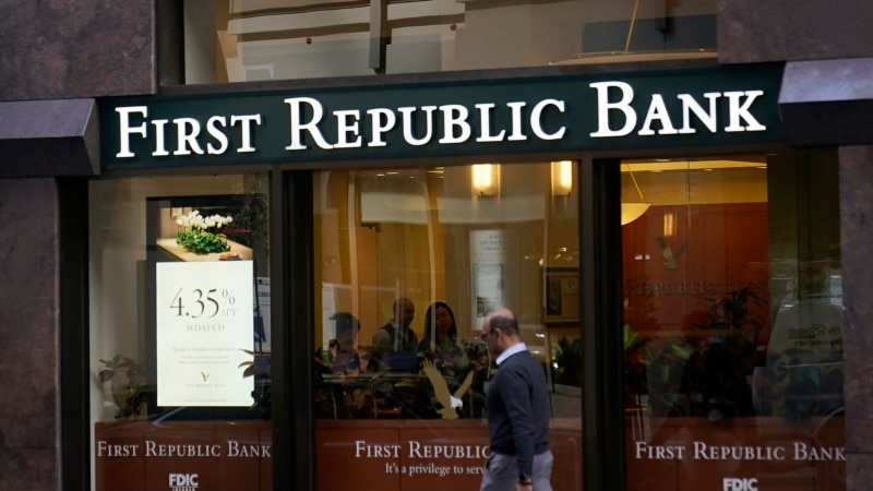 The US intervenes First Republic Bank and sells it to JPMorgan Chase