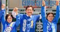 The former leader of South Korea's main opposition party agrees to appear in a bribery case