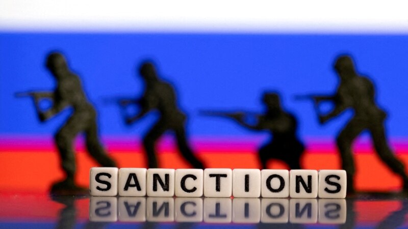 US imposes sanctions on hundreds of targets in new action against Russia