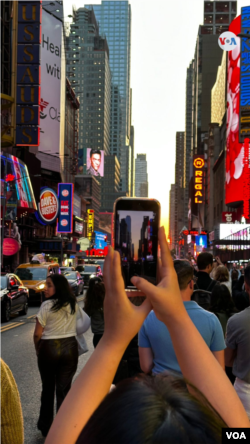 Manhattanhenge, the natural spectacle of the solo lined with the skyscrapers of the city of Manhattan, in New York, USA. [Foto: Ronen Suarc/VOA]