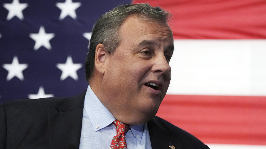 Chris Christie lashes out at Trump by formally presenting his Republican candidacy