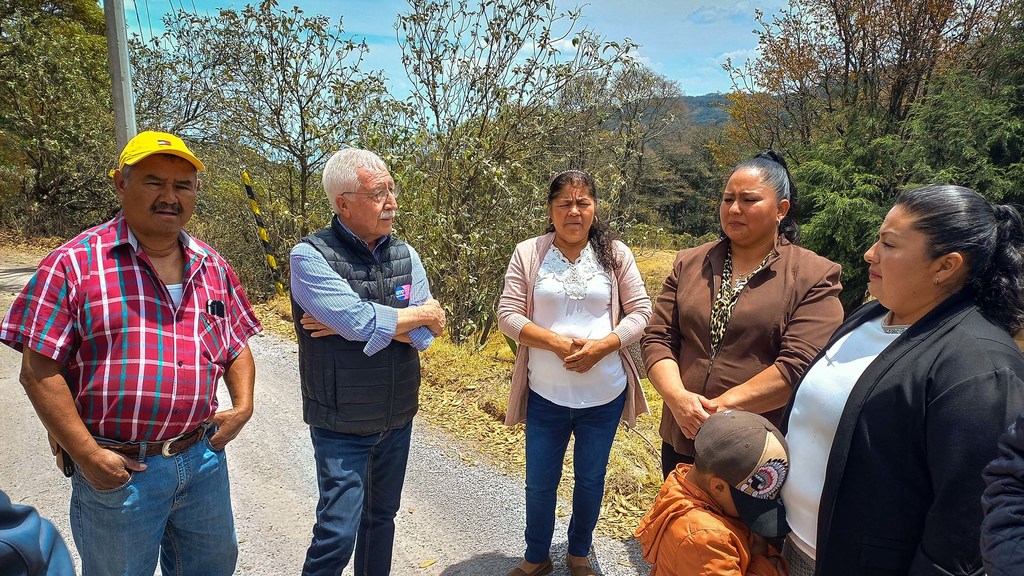 Xichú residents talk with an official from Guanajuato visiting the community.