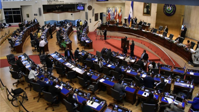 Congress of El Salvador approves reducing the number of deputies to eight months of elections