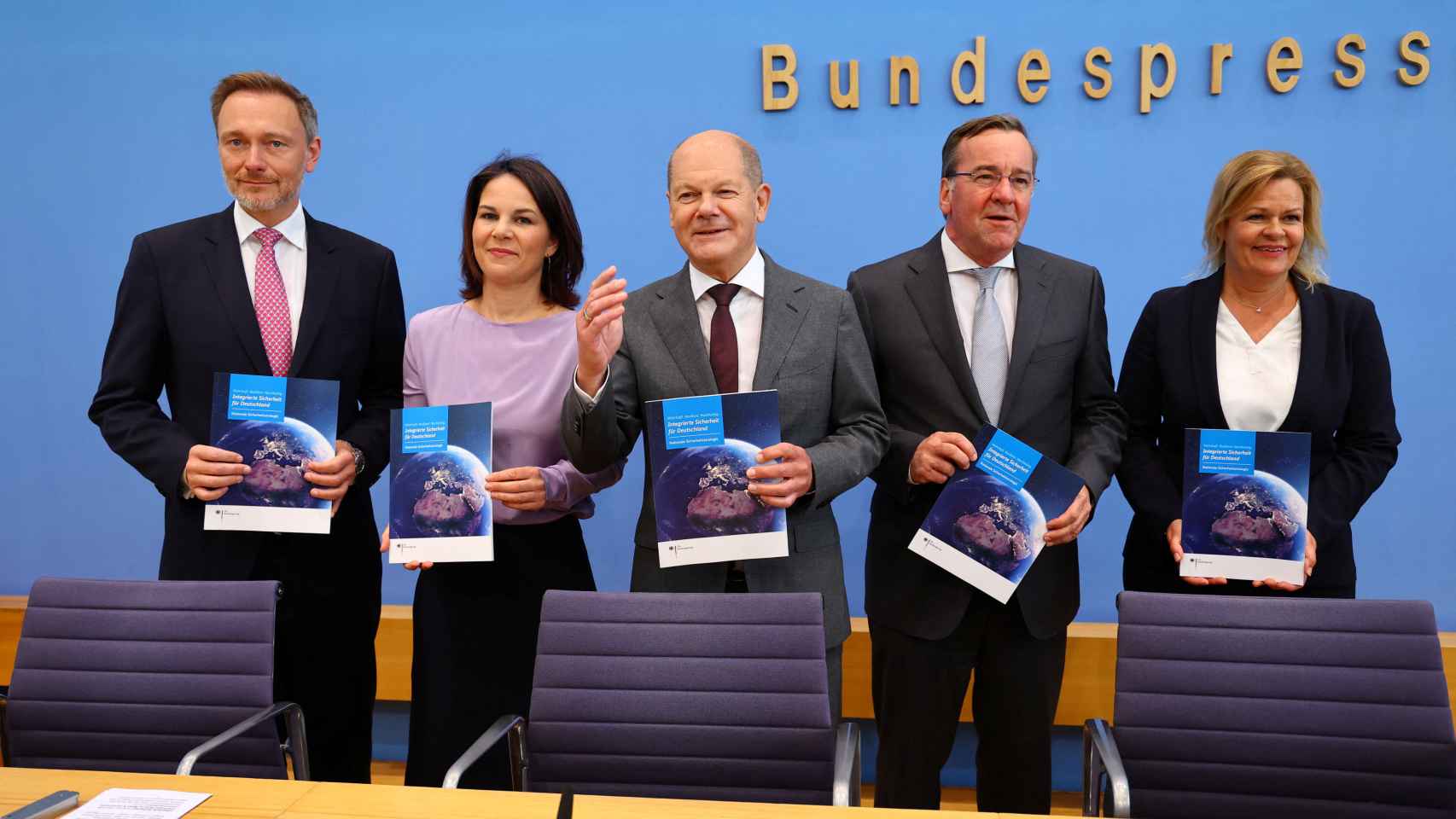 German Chancellor Olaf Scholz poses for a photo with Foreign Minister Annalena Baerbock, Finance Minister Christian Lindner, Interior Minister Nancy Faeser and Defense Minister Boris Pistorius.