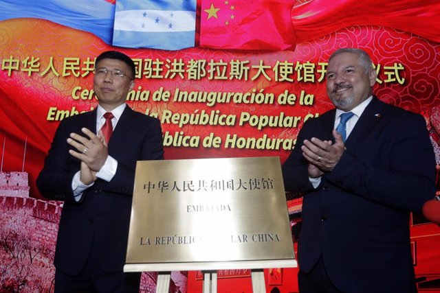 Yu Bo (left), charge d'affaires of the Chinese embassy in Honduras, and Honduran Foreign Minister Eduardo Reina (right) inaugurate the opening of the Chinese embassy in Tegucigalpa, Honduras