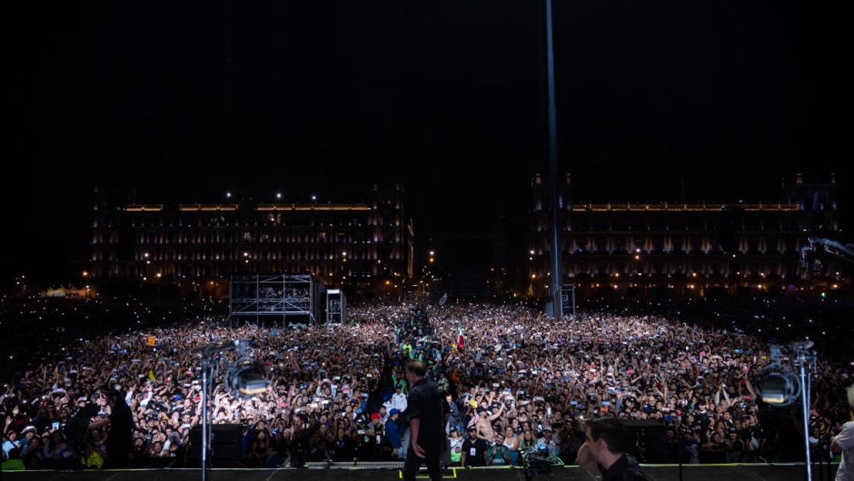 Los Fabulosos Cadillacs concert gathers 300,000 people in the Zócalo in Mexico City